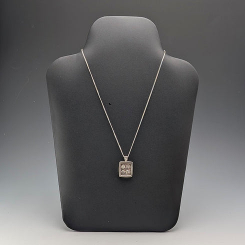 1977 UK Sterling Silver Jubilee Pendant with Sterling Silver Necklace Total 19.7g